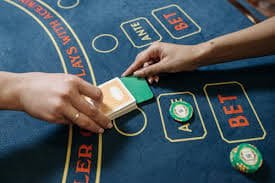 Người chơi tham gia phòng Bingo 32win01 trên điện thoại với thẻ số và quay số tự động